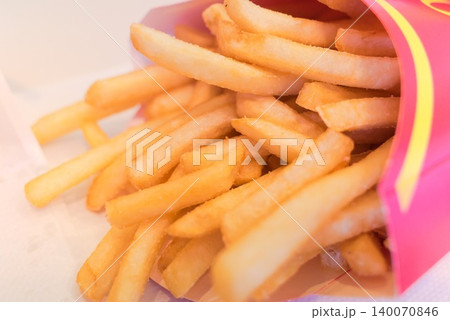 ファストフードやテイクアウトに使いやすいフライドポテト写真 ファストフードやテイクアウトに使いやすいフライドポテト写真 140070846