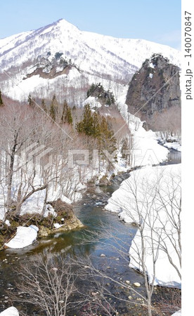 早春残雪の新潟県魚沼市破間川源流域に立つ立柄岩風景 140070847
