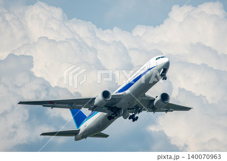 目的地に向かって離陸する飛行機 目的地に向かって離陸する飛行機 140070963