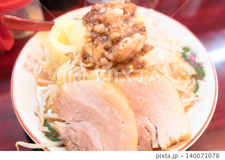 ラーメン店メニューに使いやすい二郎系ラーメンと厚切りチャーシュー ラーメン店メニューに使いやすい二郎系ラーメンと厚切りチャーシュー 140071078