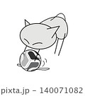 サッカー！フリーキックでボールを少しずつ動かす猫 140071082