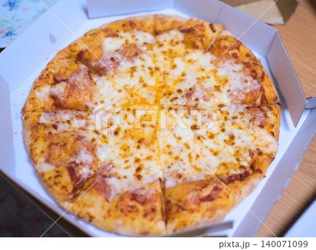 宅配やパーティー素材に使いやすい箱入りピザの料理写真 宅配やパーティー素材に使いやすい箱入りピザの料理写真 140071099