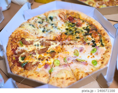 宅配やパーティー素材に使いやすい箱入りピザの料理写真 宅配やパーティー素材に使いやすい箱入りピザの料理写真 140071100