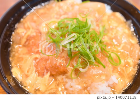 和食店やランチ記事に使いやすい親子丼風のカツ丼写真 140071119