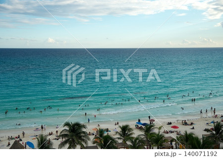 メキシコのカンクンのリゾートホテルのバルコニーから望む美しいカリブ海のビーチの様子 メキシコのカンクンのリゾートホテルのバルコニーから望む美しいカリブ海のビーチの様子 140071192