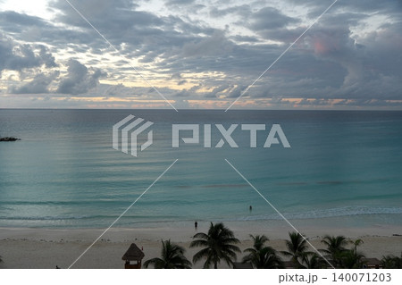 メキシコのカンクンのリゾートホテルのバルコニーから望む美しいカリブ海のビーチの様子 140071203