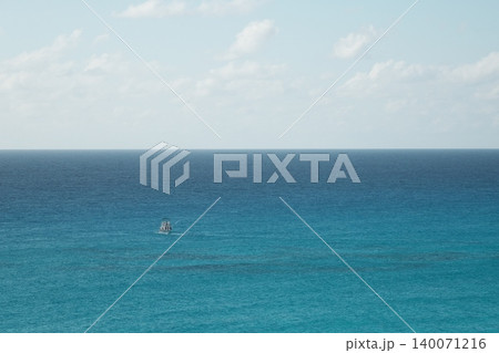 メキシコのカンクンのリゾートホテルのバルコニーから望む美しいカリブ海のビーチの様子 140071216