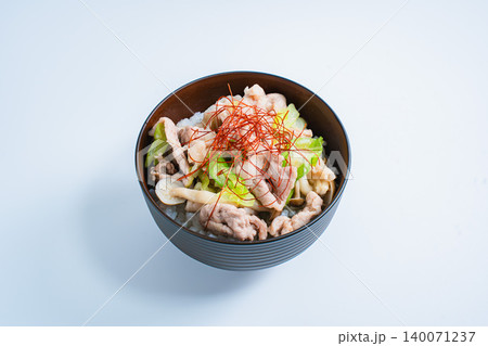 ネギ塩豚丼 糸唐辛子をのせた豚肉ときのこの和風丼の写真 ネギ塩豚丼 糸唐辛子をのせた豚肉ときのこの和風丼の写真 140071237