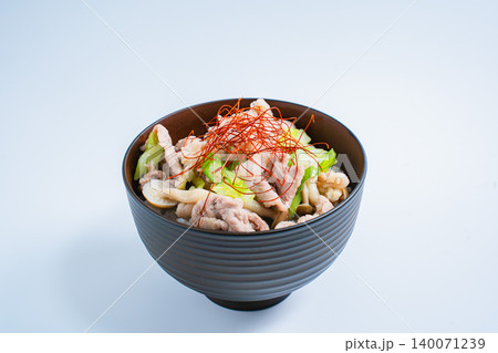 ネギ塩豚丼 糸唐辛子をのせた豚肉ときのこの和風丼の写真 140071239