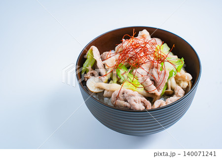 ネギ塩豚丼 糸唐辛子をのせた豚肉ときのこの和風丼の写真 ネギ塩豚丼 糸唐辛子をのせた豚肉ときのこの和風丼の写真 140071241