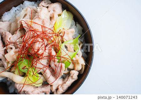 ネギ塩豚丼 糸唐辛子をのせた豚肉ときのこの和風丼の写真 140071243