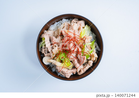 ネギ塩豚丼 糸唐辛子をのせた豚肉ときのこの和風丼の写真 ネギ塩豚丼 糸唐辛子をのせた豚肉ときのこの和風丼の写真 140071244
