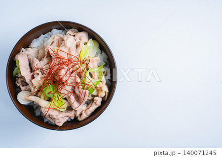 ネギ塩豚丼 糸唐辛子をのせた豚肉ときのこの和風丼の写真 ネギ塩豚丼 糸唐辛子をのせた豚肉ときのこの和風丼の写真 140071245