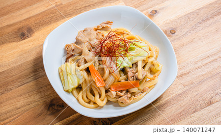 味噌焼きうどん 豚肉と野菜を炒めた和風うどん料理の写真 味噌焼きうどん 豚肉と野菜を炒めた和風うどん料理の写真 140071247