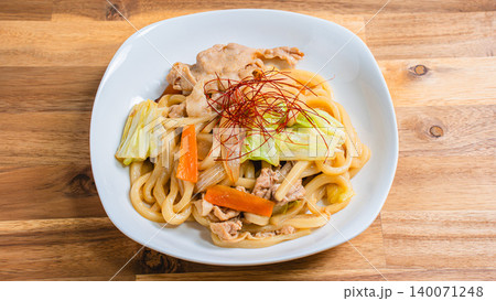 味噌焼きうどん 豚肉と野菜を炒めた和風うどん料理の写真 味噌焼きうどん 豚肉と野菜を炒めた和風うどん料理の写真 140071248