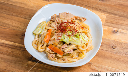 味噌焼きうどん 豚肉と野菜を炒めた和風うどん料理の写真 味噌焼きうどん 豚肉と野菜を炒めた和風うどん料理の写真 140071249