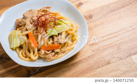 味噌焼きうどん 豚肉と野菜を炒めた和風うどん料理の写真 140071250