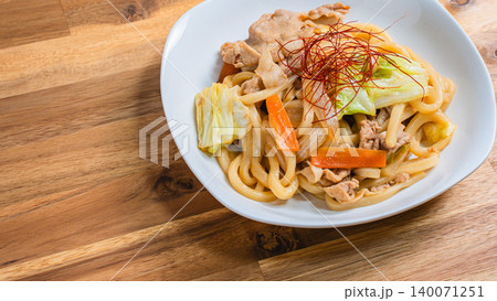 味噌焼きうどん 豚肉と野菜を炒めた和風うどん料理の写真 140071251