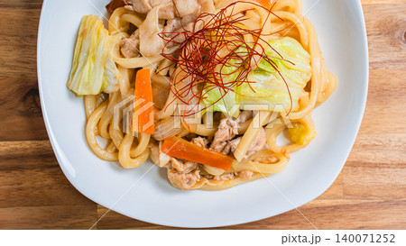 味噌焼きうどん 豚肉と野菜を炒めた和風うどん料理の写真 味噌焼きうどん 豚肉と野菜を炒めた和風うどん料理の写真 140071252