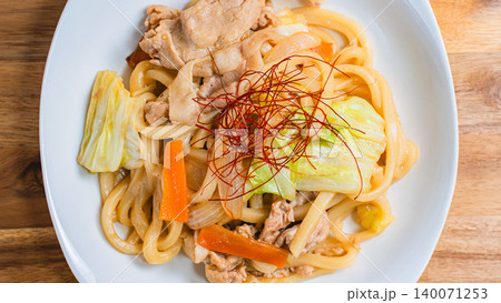味噌焼きうどん 豚肉と野菜を炒めた和風うどん料理の写真 140071253