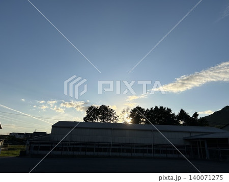 夕焼け空と電柱のある街並み（日本の風景） 140071275