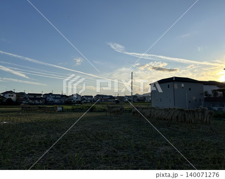 夕焼け空と電柱のある街並み(日本の風景) 夕焼け空と電柱のある街並み(日本の風景) 140071276