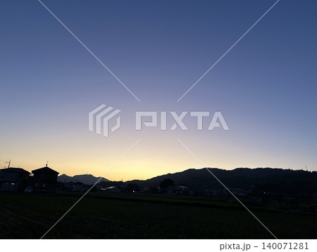 夕焼け空と電柱のある街並み(日本の風景) 夕焼け空と電柱のある街並み(日本の風景) 140071281