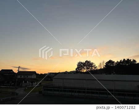 夕焼け空と電柱のある街並み（日本の風景） 140071282