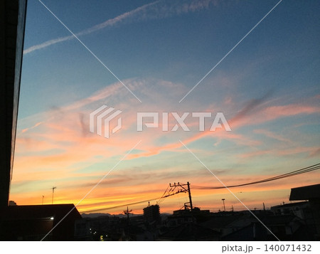 夕焼け空と電柱のある街並み(日本の風景) 夕焼け空と電柱のある街並み(日本の風景) 140071432