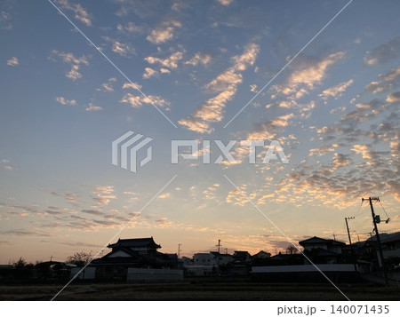 夕焼け空と電柱のある街並み(日本の風景) 夕焼け空と電柱のある街並み(日本の風景) 140071435