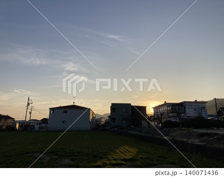 夕焼け空と電柱のある街並み(日本の風景) 夕焼け空と電柱のある街並み(日本の風景) 140071436