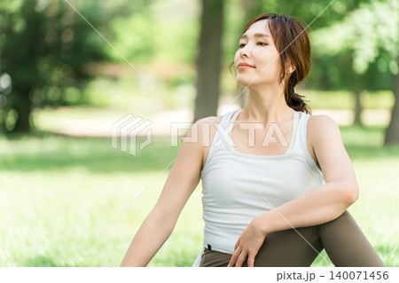 健康,ダイエットのため公園でヨガ教室,ヨガ,ピラティスをする女性 健康,ダイエットのため公園でヨガ教室,ヨガ,ピラティスをする女性 140071456