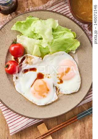 醤油をかけた目玉焼き 醤油をかけた目玉焼き 140071546