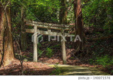 飛鳥川上坐宇須多岐比売命神社参道　奈良県明日香村 140071578