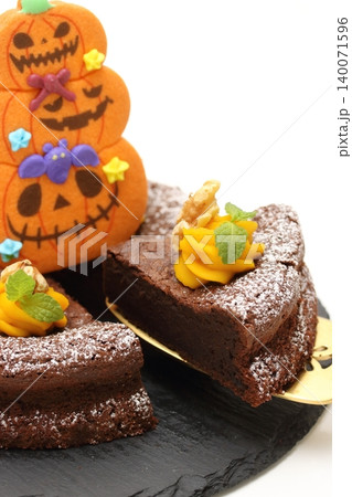 ハロウィンのチョコレートケーキ ハロウィンのチョコレートケーキ 140071596