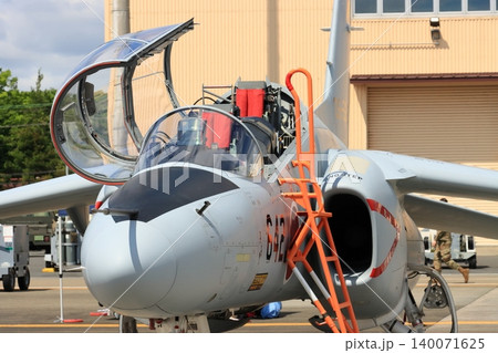 地上展示されたT4練習機 140071625