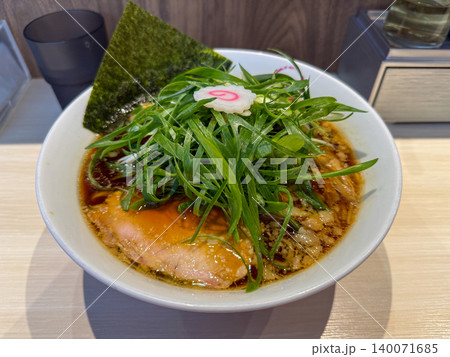 シャキシャキの青ネギが山盛りにのった濃厚で美味しいラーメン シャキシャキの青ネギが山盛りにのった濃厚で美味しいラーメン 140071685