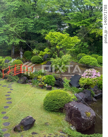 新緑と朱塗りの橋が美しい風情あふれる日本庭園 新緑と朱塗りの橋が美しい風情あふれる日本庭園 140071788