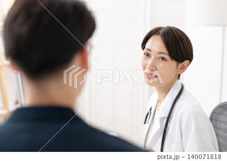 医師と話す男性 医師と話す男性 140071818