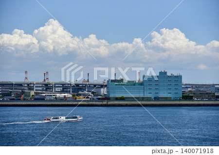 爽やかな青空と夏雲が広がる開放的な横浜港の臨海風景 爽やかな青空と夏雲が広がる開放的な横浜港の臨海風景 140071918