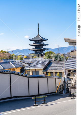 護国神社参道 維新の道から見る法観寺 通称:八坂の塔(東山のランドマーク)京都で一番高い五重塔 護国神社参道 維新の道から見る法観寺 通称:八坂の塔(東山のランドマーク)京都で一番高い五重塔 140071952