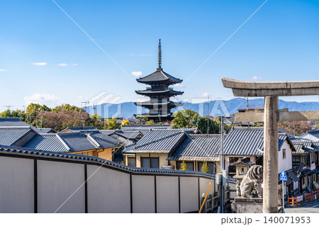 護国神社参道 維新の道から見る法観寺 通称:八坂の塔(東山のランドマーク)京都で一番高い五重塔 護国神社参道 維新の道から見る法観寺 通称:八坂の塔(東山のランドマーク)京都で一番高い五重塔 140071953