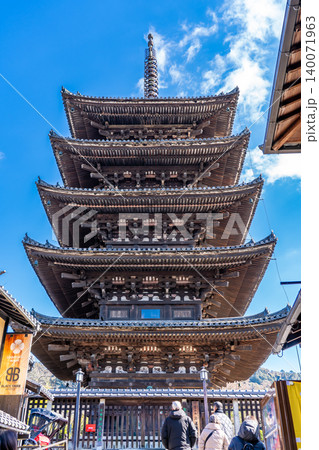 京都東山 法観寺 通称:八坂の塔(東山のランドマーク)京都で一番高い五重塔 京都東山 法観寺 通称:八坂の塔(東山のランドマーク)京都で一番高い五重塔 140071963