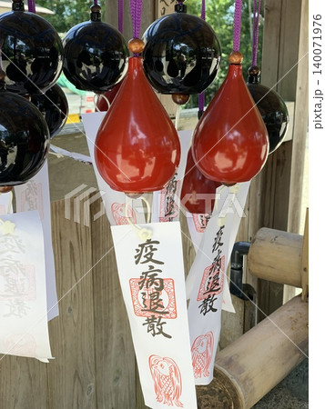 和歌山・春日神社の風鈴まつりで揺れる色彩豊かな風鈴の景色 和歌山・春日神社の風鈴まつりで揺れる色彩豊かな風鈴の景色 140071976