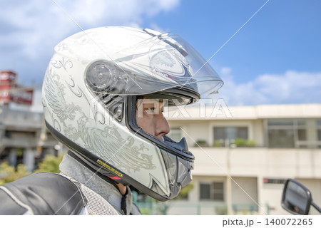 ヘルメットを着用した男性ライダーの横顔 ヘルメットを着用した男性ライダーの横顔 140072265
