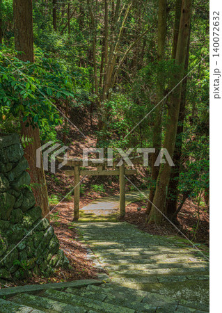 飛鳥川上坐宇須多岐比売命神社参道　奈良県明日香村 140072632