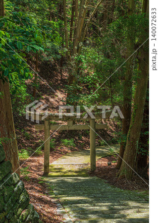 飛鳥川上坐宇須多岐比売命神社参道　奈良県明日香村 140072633