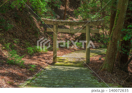 飛鳥川上坐宇須多岐比売命神社参道　奈良県明日香村 140072635