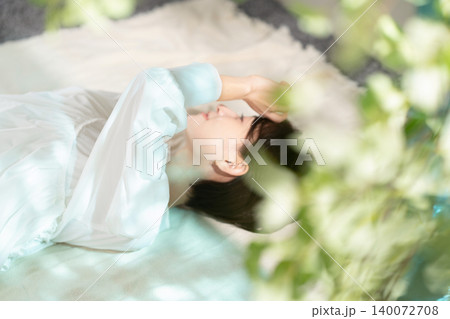 寝転ぶ若い女性 寝転ぶ若い女性 140072708