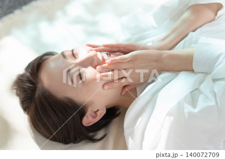 寝転ぶ若い女性 寝転ぶ若い女性 140072709